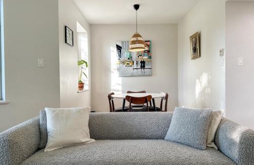 Cote-Des-Neiges—Notre-Dame-De-Grace Apartamento | Chic & Fully Furnished 2-Bedroom Apartment in Prestigious Westmount