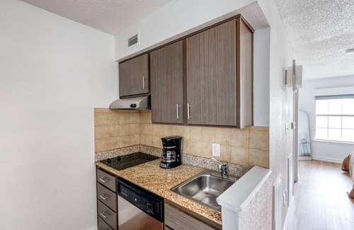 Gateway Apartamento | Chic Gateway Studio w/ Gym, Pool, nr Movies, by Blueground
