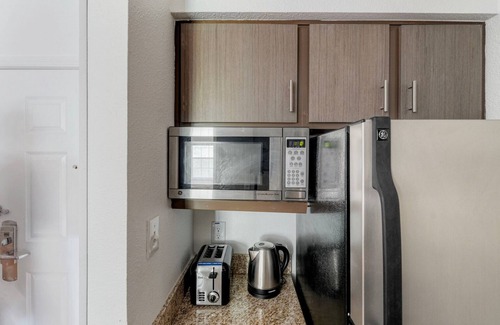 Gateway Apartamento | Chic Gateway Studio w/ Gym, Pool, nr Movies, by Blueground