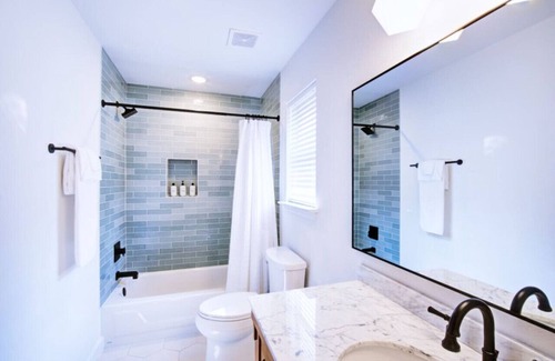 Addison Casa | Chic Haven in Addison: Comfy & Convenient!