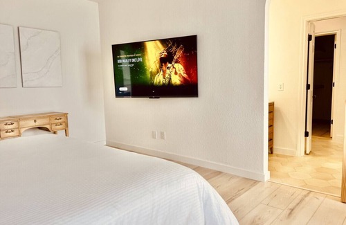 Addison Casa | Chic Haven in Addison: Comfy & Convenient!