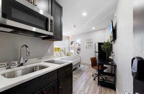 Middletown Condominio | Chic Haven: Modern and Stylish and Cozy Ambiance