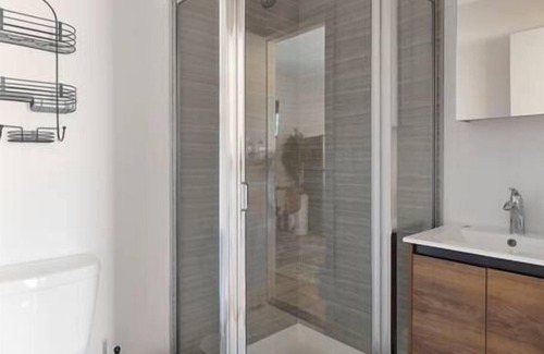 Middletown Condominio | Chic Haven: Modern and Stylish and Cozy Ambiance