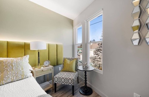 Middletown Condominio | Chic Haven: Modern and Stylish and Cozy Ambiance