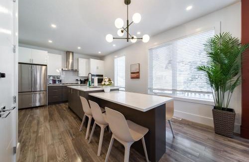 West Edmonton Apartamento | Chic Hideaway-King Bed-Fireplace-DT-WEM-Garage