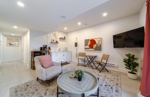 West Edmonton Apartamento | Chic Hideaway-King Bed-Fireplace-DT-WEM-Garage