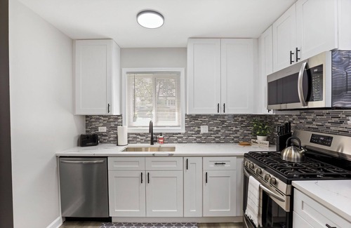Fullersburg Casa | Chic Hinsdale Home, Open Concept