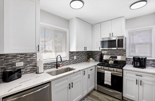Fullersburg Casa | Chic Hinsdale Home, Open Concept