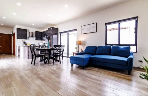 La Joya Casa | Chic Home, Security, King Bed, Wheelchair Access, WiFi, Hot tub
