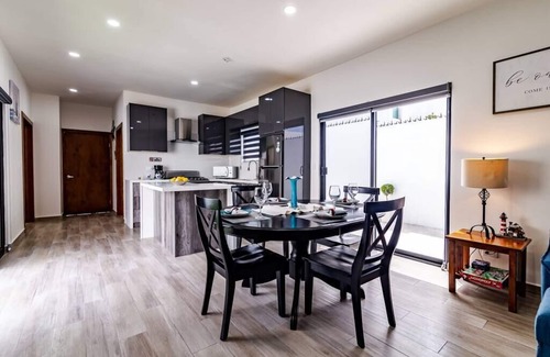 La Joya Casa | Chic Home, Security, King Bed, Wheelchair Access, WiFi, Hot tub