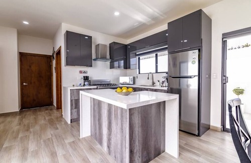 La Joya Casa | Chic Home, Security, King Bed, Wheelchair Access, WiFi, Hot tub