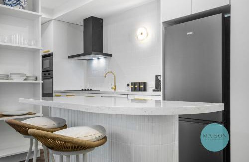 Newcastle Apartamento | Chic Honeysuckle Apartment