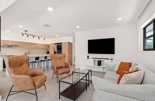 Victoria Park Casa | Chic House near Downtown & Beach