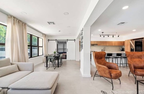 Victoria Park Casa | Chic House near Downtown & Beach