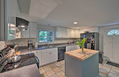 Townville Casa | Chic House w/ Private Dock on Lake Hartwell!