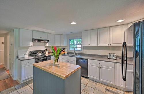 Townville Casa | Chic House w/ Private Dock on Lake Hartwell!