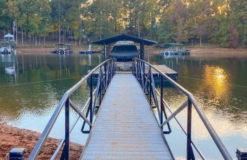 Townville Casa | Chic House with Private Dock on Lake Hartwell!