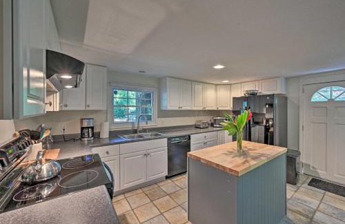 Townville Casa | Chic House with Private Dock on Lake Hartwell!