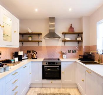 Warwick Apartamento | Chic, immaculate Warwick apartment sleeps 4 & free private parking, easy walk to Warwick, castle, canal-side pub on doorstep - perfect for relaxing breaks, the races or workcation