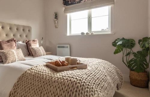 Warwick Apartamento | Chic, immaculate Warwick apartment sleeps 4 & free private parking, easy walk to Warwick, castle, canal-side pub on doorstep - perfect for relaxing breaks, the races or workcation