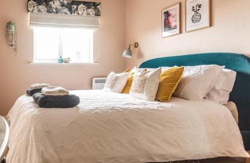 Warwick Apartamento | Chic, immaculate Warwick apartment sleeps 4 & free private parking, easy walk to Warwick, castle, canal-side pub on doorstep - perfect for relaxing breaks, the races or workcation