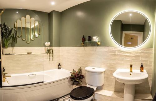 Warwick Apartamento | Chic, immaculate Warwick apartment sleeps 4 & free private parking, easy walk to Warwick, castle, canal-side pub on doorstep - perfect for relaxing breaks, the races or workcation