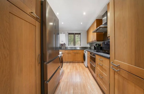 Abingdon Apartamento | Chic Kensington Apartment with Pool, Gym, Sauna, Balcony & 24-Hour Concierge