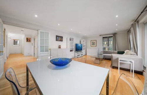 Abingdon Apartamento | Chic Kensington Apartment with Pool, Gym, Sauna, Balcony & 24-Hour Concierge