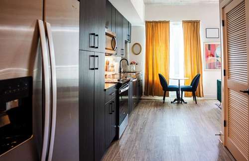 Channel District Apartamento | Chic King Balcony Studio in Channelside with Pool and FREE Parking