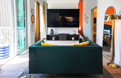 Channel District Apartamento | Chic King Balcony Studio in Channelside with Pool and FREE Parking