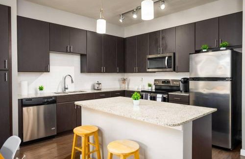 Terrell Heights Apartamento | Chic King Bed Desk w/Pool