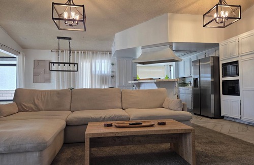 Apple Valley Casa | Chic Lake House