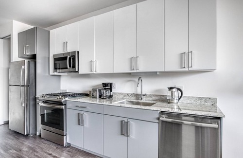 Logan Square Apartamento | Chic Logan Square Studio w/ Roof Deck & Gym, 1 block to L, by Blueground