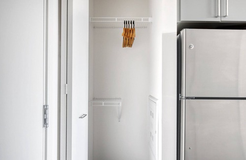 Logan Square Apartamento | Chic Logan Square Studio w/ Roof Deck & Gym, 1 block to L, by Blueground