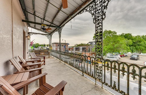 New Roads Apartamento | Chic Louisiana Retreat - Balcony and River Views!