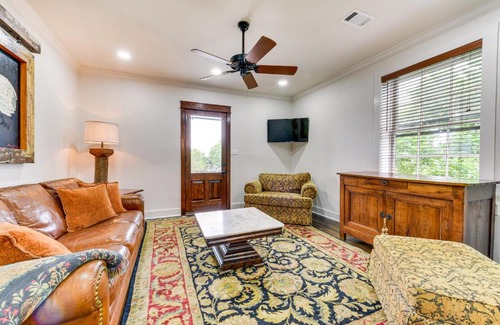 New Roads Apartamento | Chic Louisiana Retreat - Balcony and River Views!