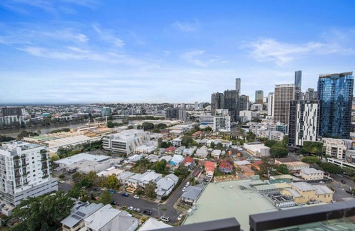 West End Apartamento | Chic Luxe Retreat | Pool Private Balcony Skyview