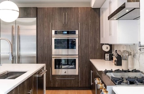 North Bergen Casa | Chic Luxury: 4BR Townhome + Den + NYC Views
