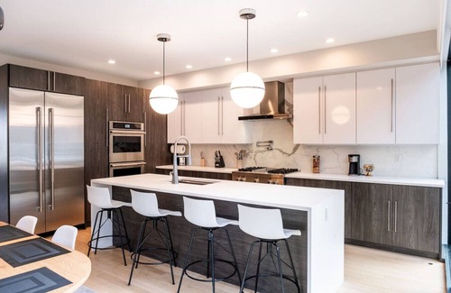 North Bergen Casa | Chic Luxury: 4BR Townhome + Den + NYC Views