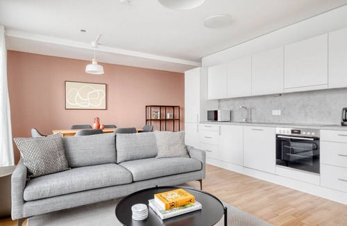 Vienna Apartamento | Chic Marinatower 3BR w/ Gym & Elevator, nr metro U2, by Blueground