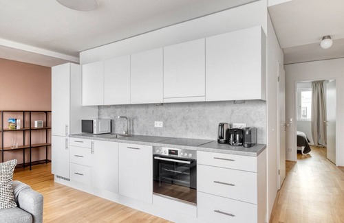 Vienna Apartamento | Chic Marinatower 3BR w/ Gym & Elevator, nr metro U2, by Blueground