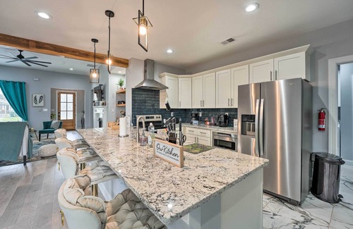 Downtown Memphis Cabaña | Chic Memphis Home w/ Deck ~ 2 Mi to Dtwn!