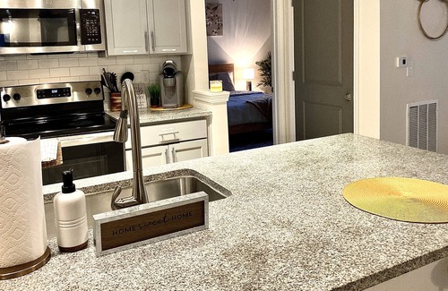 Pooler Apartamento | Chic Mid-Century Getaway ~ Queen Bed ~ Pool ~ Gym!