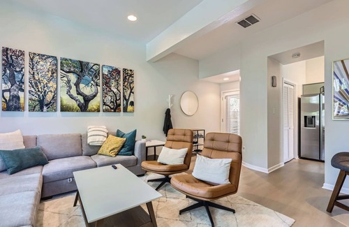 Judge's Hill Condominio | Chic Mid-Century! Walk to UT and Downtown
