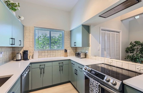 Judge's Hill Condominio | Chic Mid-Century! Walk to UT and Downtown