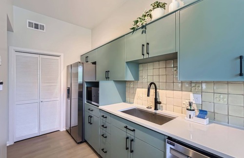 Judge's Hill Condominio | Chic Mid-Century! Walk to UT and Downtown