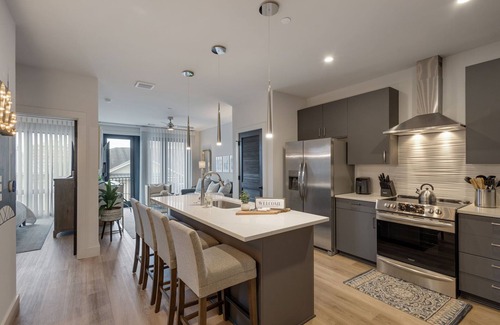 West End Condominio | Chic Midtown Penthouse Escape - Pool, Gym, Patio with City Views