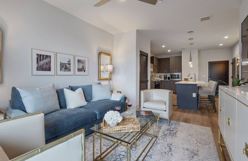 West End Condominio | Chic Midtown Penthouse Escape - Pool, Gym, Patio with City Views