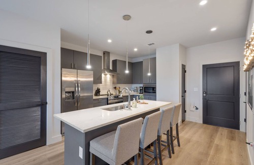 West End Condominio | Chic Midtown Penthouse Escape - Pool, Gym, Patio with City Views
