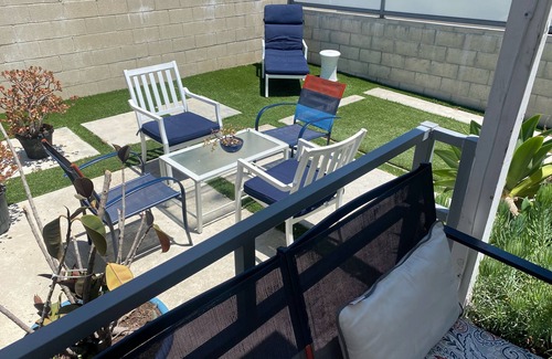 West Hollywood Casa | Casa elegante y moderna de dos habitaciones / dos baños frente al estacionamiento con estacionamiento $ 265 p nt